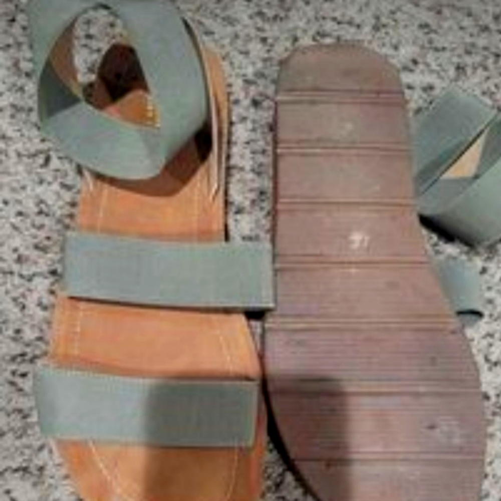 Olive color woman's sandel cushioned